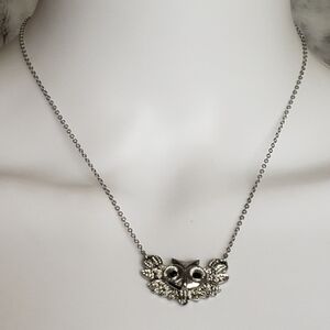 Vintage Beautiful Silver Tone Owl Pendant Necklace.